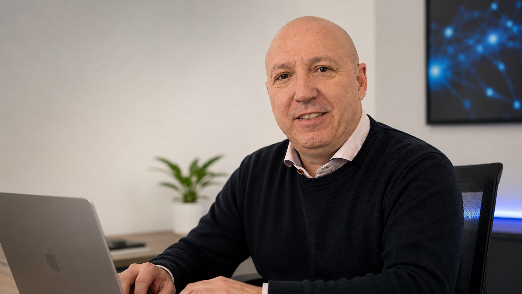 Robin Cauwenbergh van YR Byte professioneel aan het werk op een computer